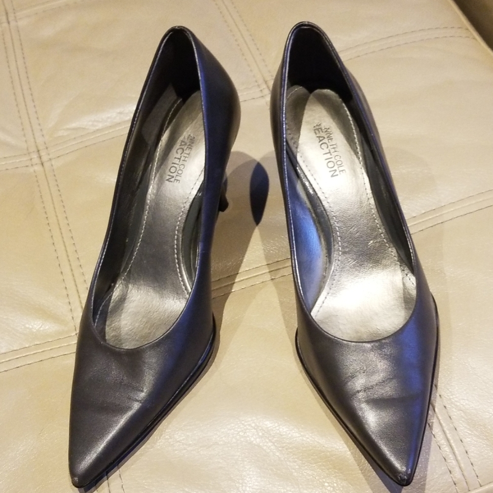 Kenneth Cole Reaction gray leather pump